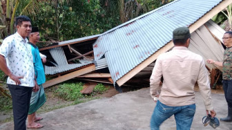 Puluhan Rumah Roboh DIhantam Banjir, Jalan Pulau Baru - Bangko Putus